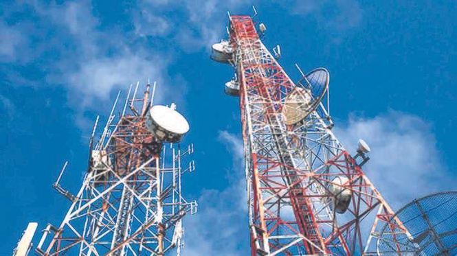 Image from: Jharkhand: A 17-year-old girl climbs 100-ft mobile tower, demands boyfriend’s release from jail
