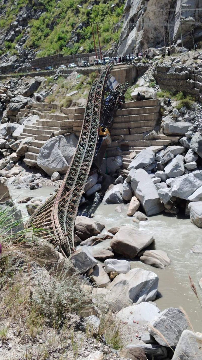 Image from: Bailey bridge collapses in Kinnaur district, traffic movement disrupted