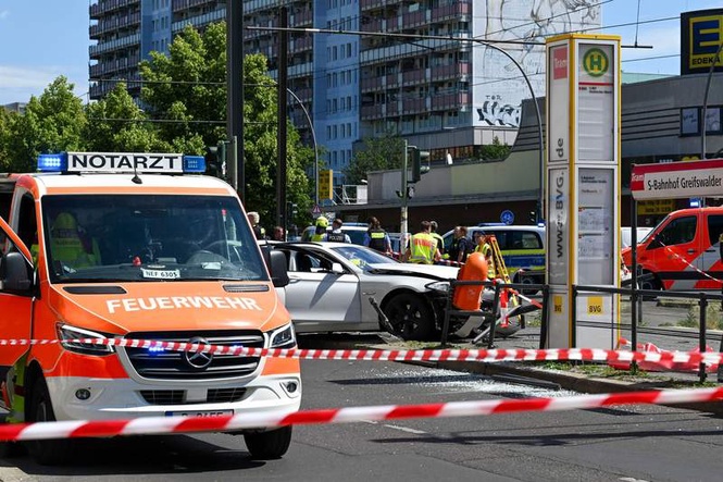 Image from: One person killed in Berlin as two cars collide and hit tram stop