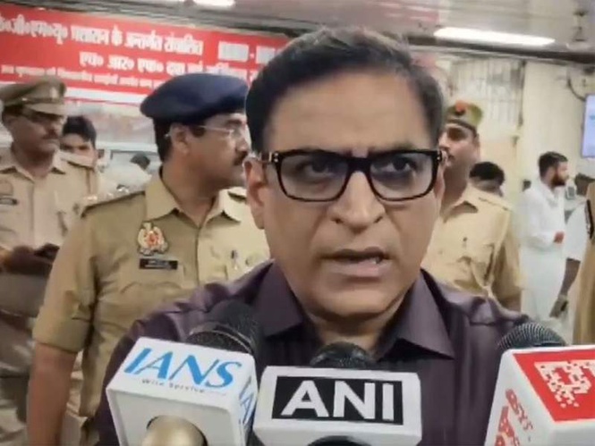 Image from: UP: SIT visits site in Aliganj, gathers initial details in Lucknow fire incident