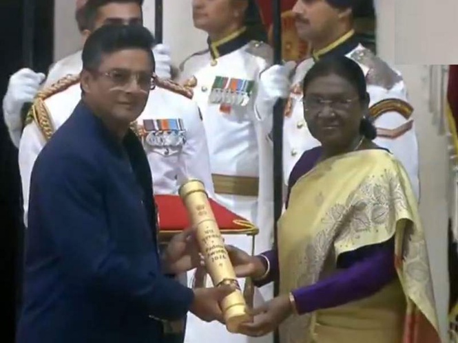 Image from: R. Madhavan honoured with Padma Shri award, wife Sarita, son Vedaant accompany him at Civil Investiture Ceremony