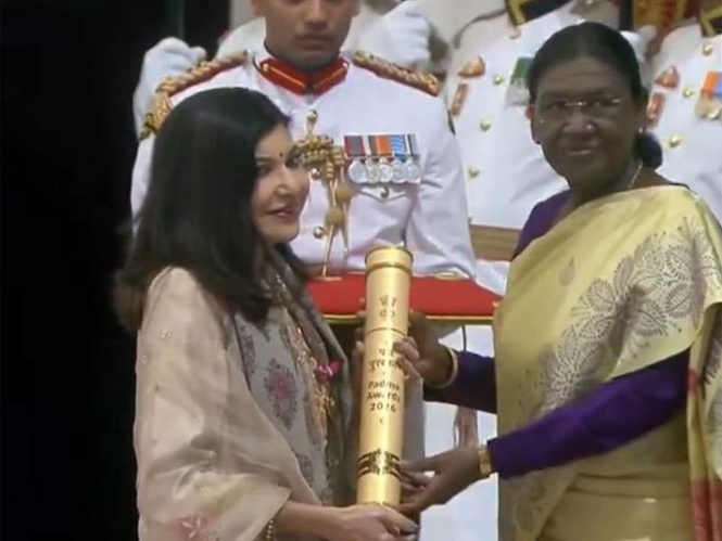 Image from: Alka Yagnik conferred with Padma Bhushan by President Droupadi Murmu