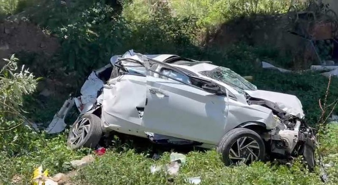 Image from: 2 injured as speeding car skids off bridge near Sabzi Mandi on Solan-Shimla bypass