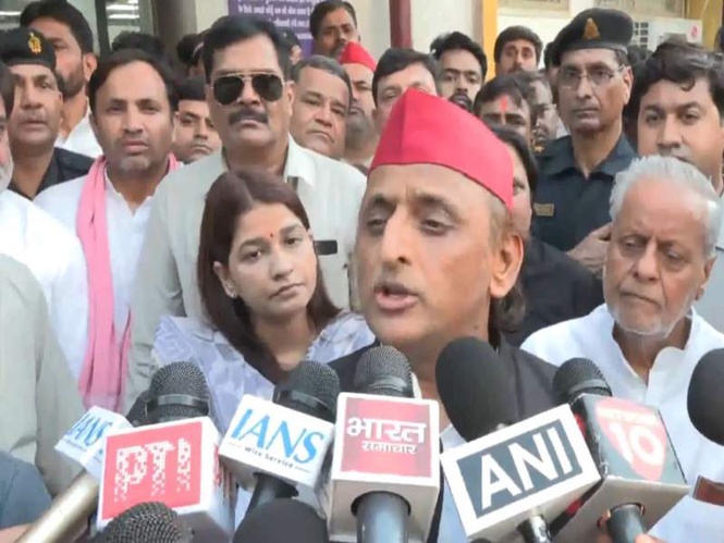 Image from: Akhilesh Yadav demands Rs 1 crore compensation for victims' families in Lucknow fire incident