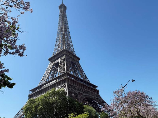 Image from: Eiffel Tower and Louvre shut doors as France swelters in historic heat