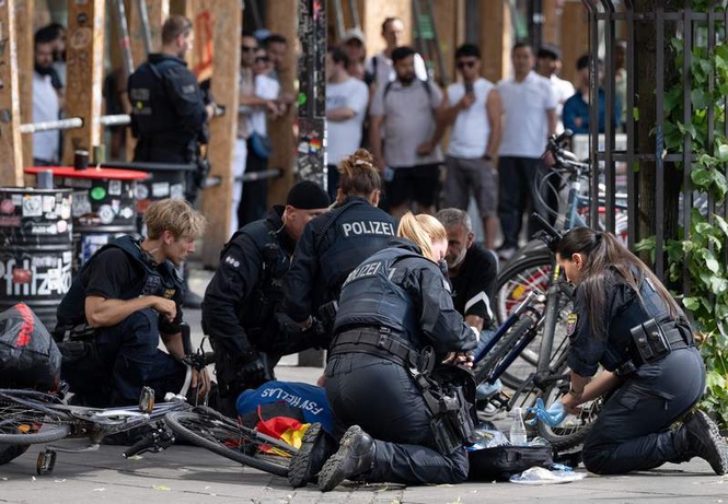 Image from: Man wounded in police shooting near Frankfurt's main train station