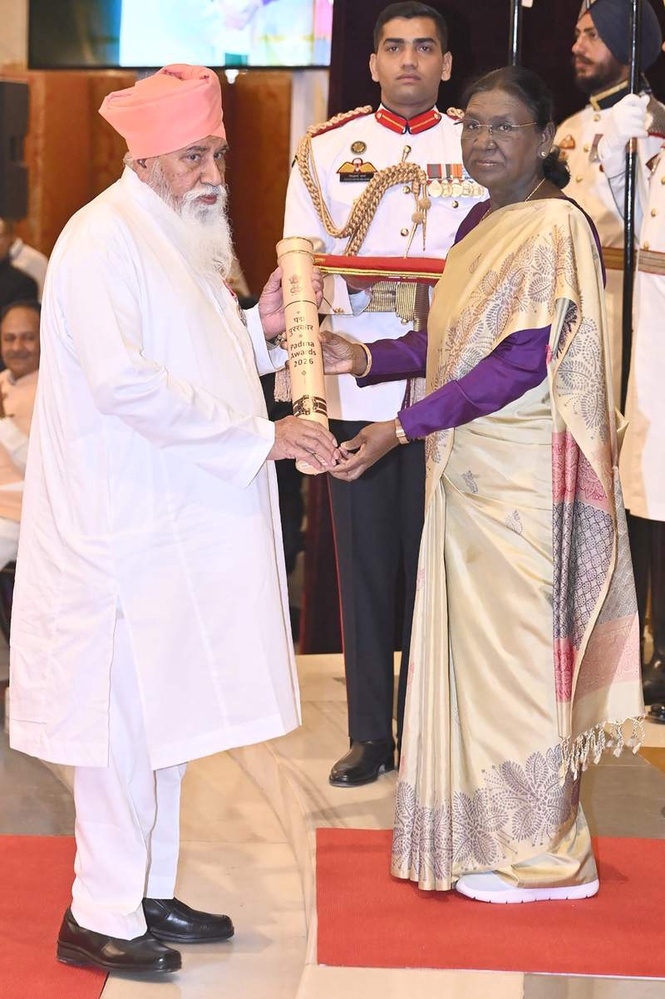 Image from: Padma Shri conferred on Dera Sachkhand Ballan chief, community upbeat