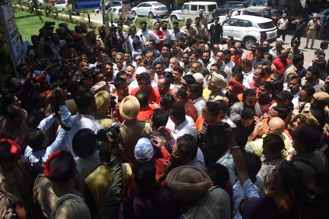 Image from: Sena men gather outside CP office, face-off with Nihangs averted in Ludhiana