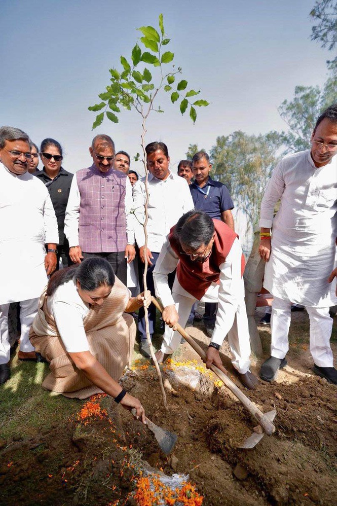 Image from: CM Rekha, BJP president pay tributes to Mookerjee on 73rd martyrdom anniversary