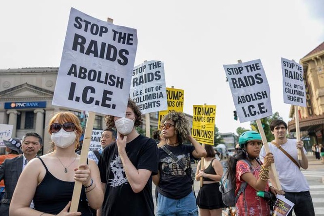 Image from: Police probe after veteran, 80, 'surrounded and knocked to ground' by furious anti-Ice protesters