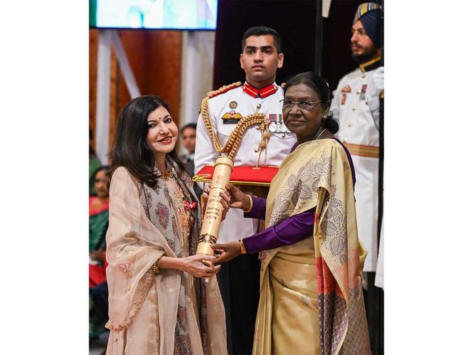 Image from: Alka Yagnik addresses health issues after Padma Bhushan honour, says "I am slowly finding my way back"