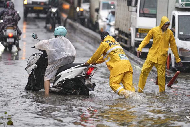 Image from: Monsoon onset drenches Mumbai; 200 mm rain in 24 hrs inundates low-lying areas, trains hit