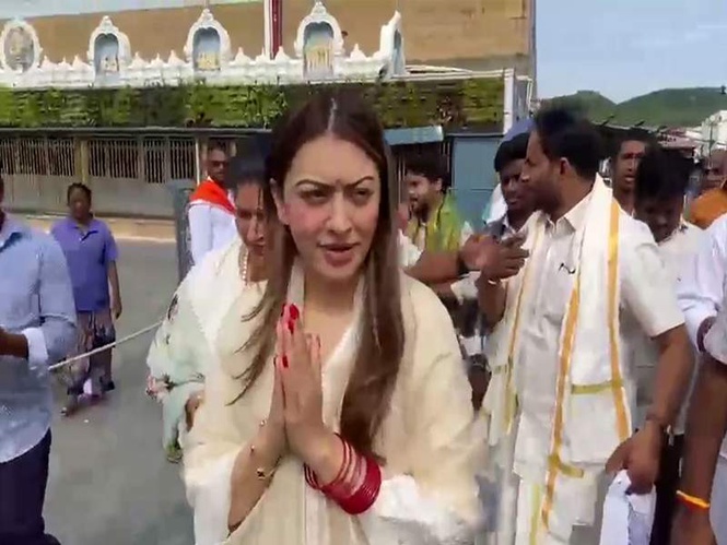 Image from: Hansika Motwanni seeks blessings at Tirumala temple, shares morning glimpse