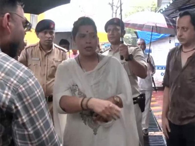 Image from: "Entire administration on ground": Mumbai Mayor Ritu Tawde inpects waterlogged area after rain lashes city