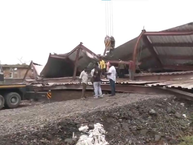 Image from: West Bengal: Godown shed collapses in Taratala, rescue ops underway