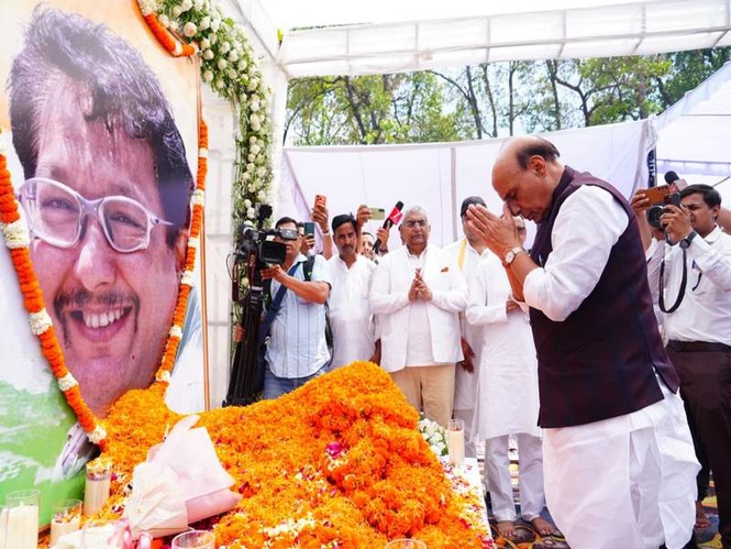 Image from: Rajnath Singh, CM Dhami pay tributes to Padma Shri awardee Jaspal Rana on his Tehravin in Dehradun