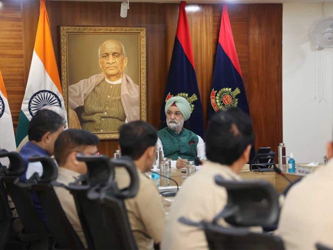 Image from: LG chairs review meeting with Delhi CP at Police Headquarters, says "Safety of women, children non-negotiable"