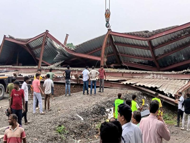 Image from: Three dead, 21 rescued after Taratala godown shed collapse in Kolkata: Suvendu Adhikari visits site; rescue ops underway