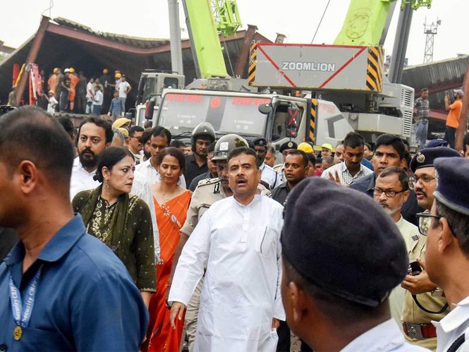 Image from: "12-15 still trapped inside; rescue ops underway": Suvendu Adhikari on Kolkata's Taratala godown collapse