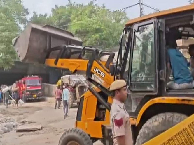 Image from: DDA carries out demolition drive at Yamuna Bazar to remove encroachments and unauthorised structures