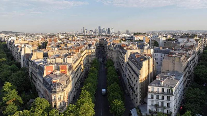 Image from: Paris dream turns to nightmare as rooftop dwellers bake in historic heatwave