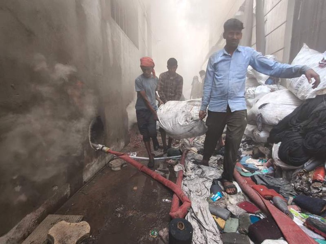 Image from: Major fire guts Ludhiana garment unit; flames rage for over 12 hours