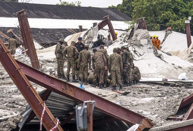 Image from: Kolkata warehouse collapse toll rises to 10, Army radar deployed as search enters second day