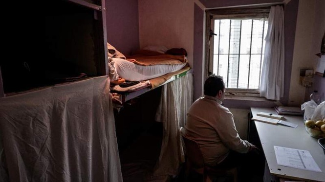 Image from: ‘Like working in a kettle’: France’s overcrowded prisons swelter under historic heatwave