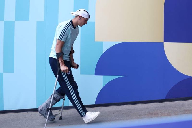 Image from: Schlotterbeck supports Germany on crutches as fans give him ovation