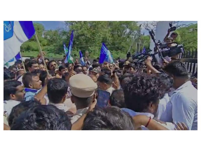 Image from: Andhra: Anantapur tense after Tadipatri clashes; police deny permission to TDP, YSRCP protests