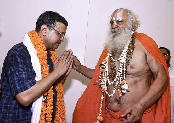 Image from: Kejriwal prays at Ayodhya’s Ram Mandir amid donation row, says ’bigwigs’ being protected