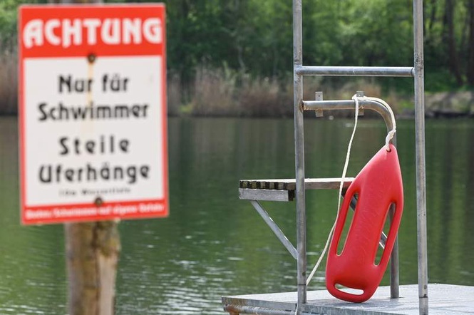 Image from: German lake at centre of language row opts for multilingual signs