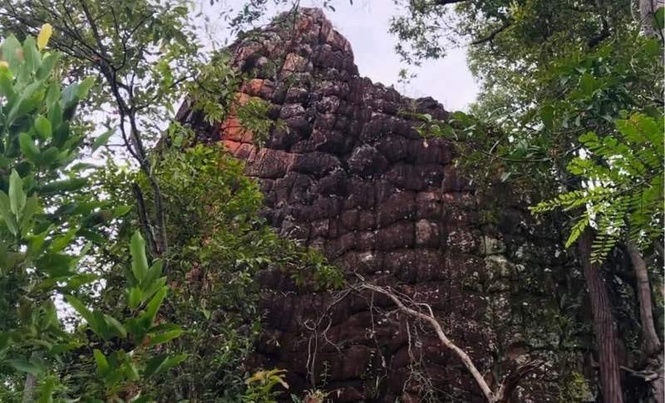 Image from: During a Routine Forest Patrol, Rangers Stumbled Upon a Hidden Thai Cave With 2,000-Year-Old Petroglyphs