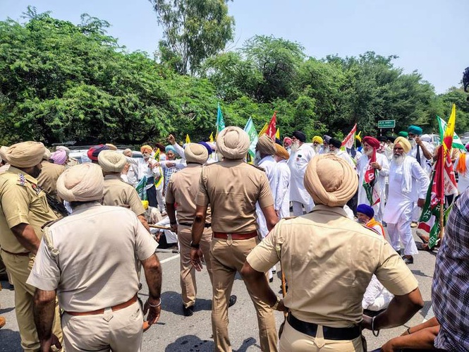 Image from: ’Pakka morcha’ turns stormy in Tarn Taran: Farmers, police clash near Edu Minister’s event