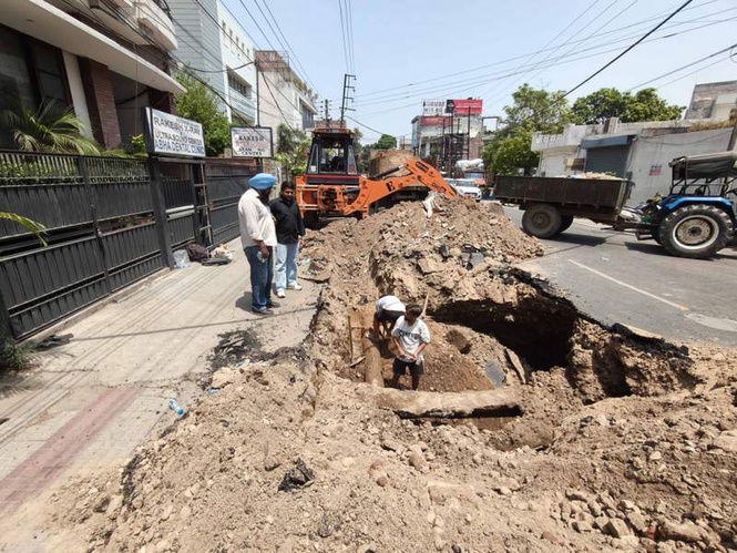 Image from: Road caves in at Ludhiana’s Saggu Chowk for third time in 15 yrs, traffic hit