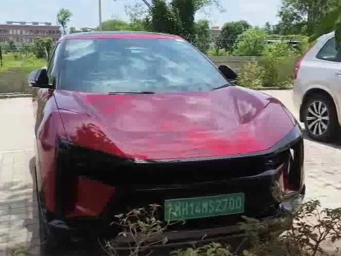Image from: Pune Police examine electric car used by Ketan Agarwal during fatal Lohagrah trip