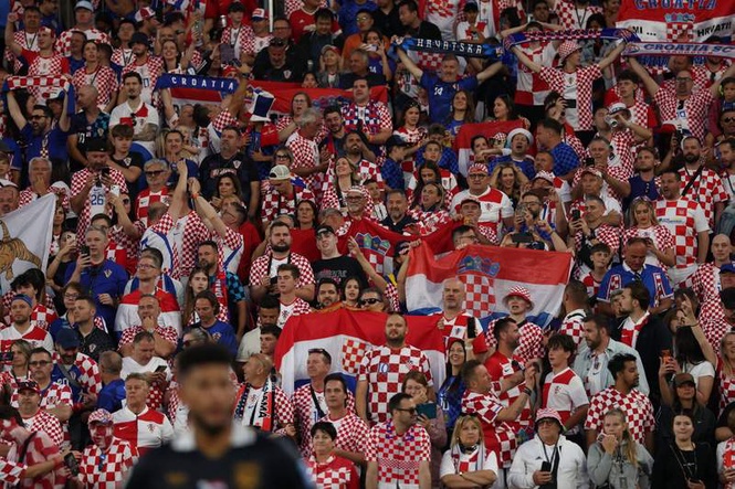 Image from: American couple’s wedding photo shoot taken over by Croatian soccer fans