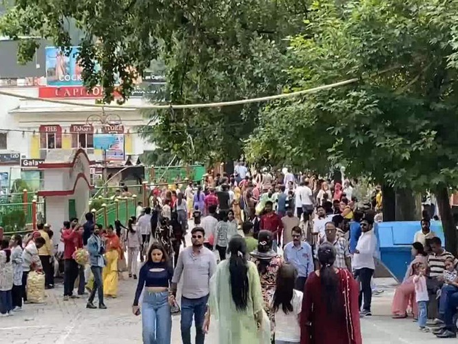 Image from: Heavy footfall at Naini Lake and Mall Road as Nainital witnesses weekend tourism boom