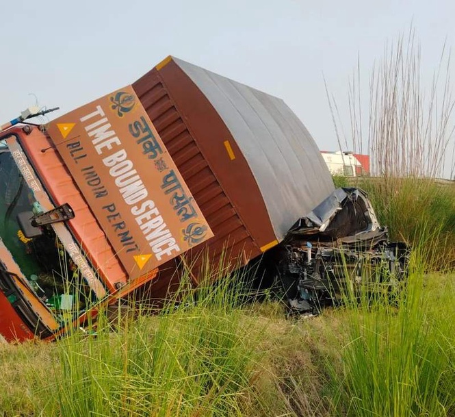 Image from: 3 killed, two injured as speeding canter overturns onto car in Jind