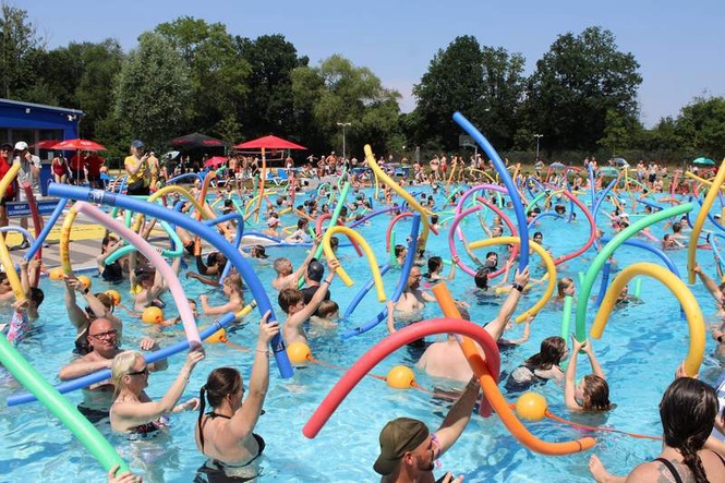 Image from: 434 swimmers help German city of Bremen break pool noodle record