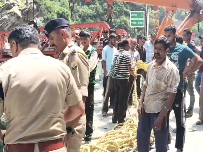 Image from: Four killed, one injured after car plunges into gorge in Himachal Pradesh's Chamba