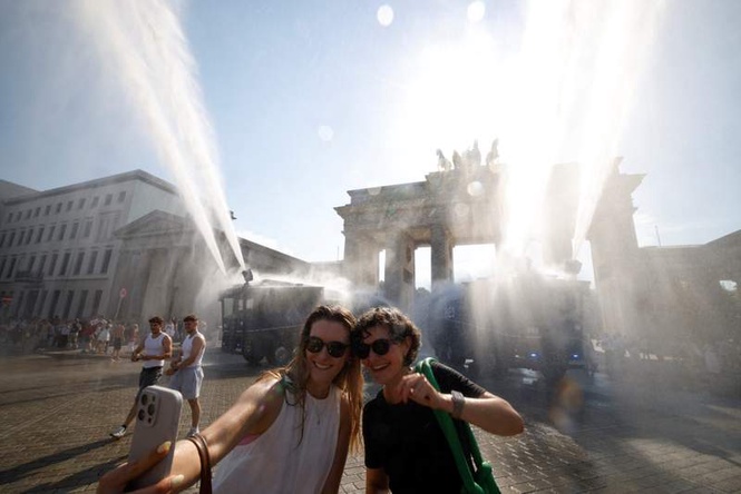 Image from: Europe on boil as intense heat redraws record books