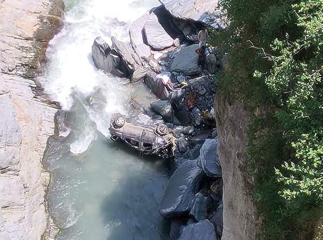 Image from: 4 killed as car plunges into gorge in Bharmour