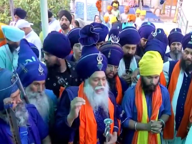 Image from: Karnaprayag clash: Nihang Sikhs offer prayers at Gurudwara in Himachal after being granted bail