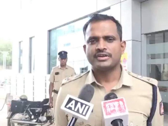 Image from: Karnataka: Man found dead inside burnt car in Tumakuru; probe underway