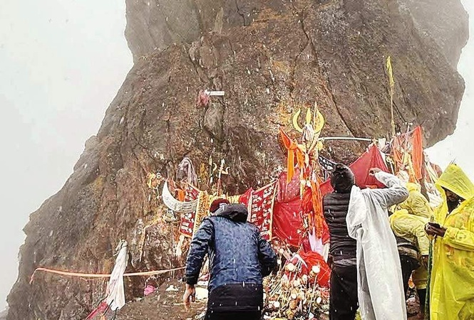Image from: Shrikhand Mahadev Yatra suspended until further notice