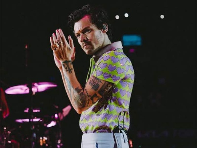 Image from: Harry Styles collapses on stage after choking on water