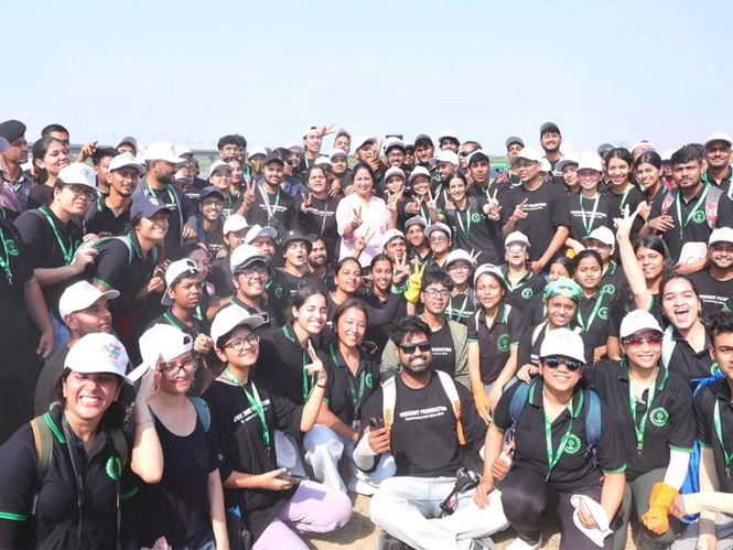 Image from: Delhi CM Rekha Gupta participates in Yamuna Ghat cleanliness drive, urges public participation