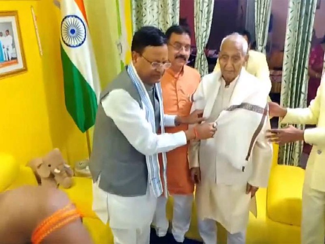 Image from: Uttar Pradesh: BJP's Pankaj Chaudhary meets Dr Ram Manohar Lohia's family during outreach campaign in Lucknow