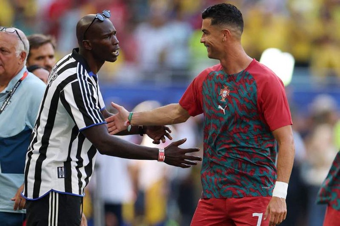 Image from: Chad Johnson wears surprising retro Premier League jersey to meet Cristiano Ronaldo at World Cup